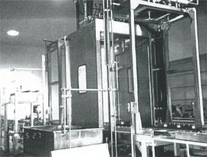 東光技研工業のコンテナ洗浄機